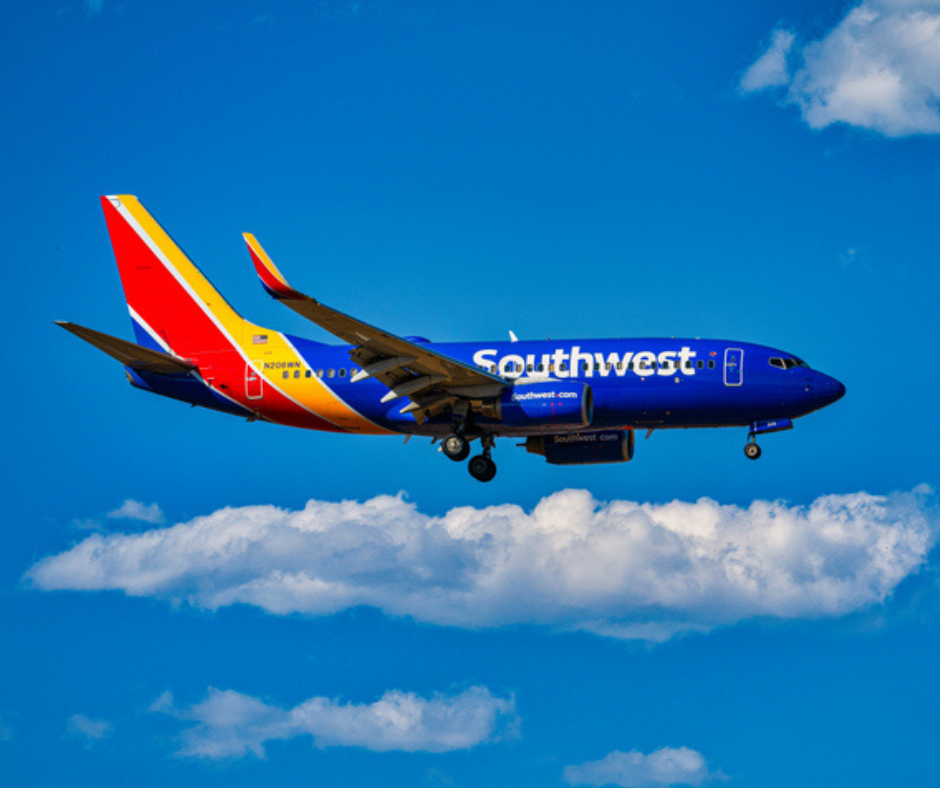 avión de Southwest Airlines volando en el cielo